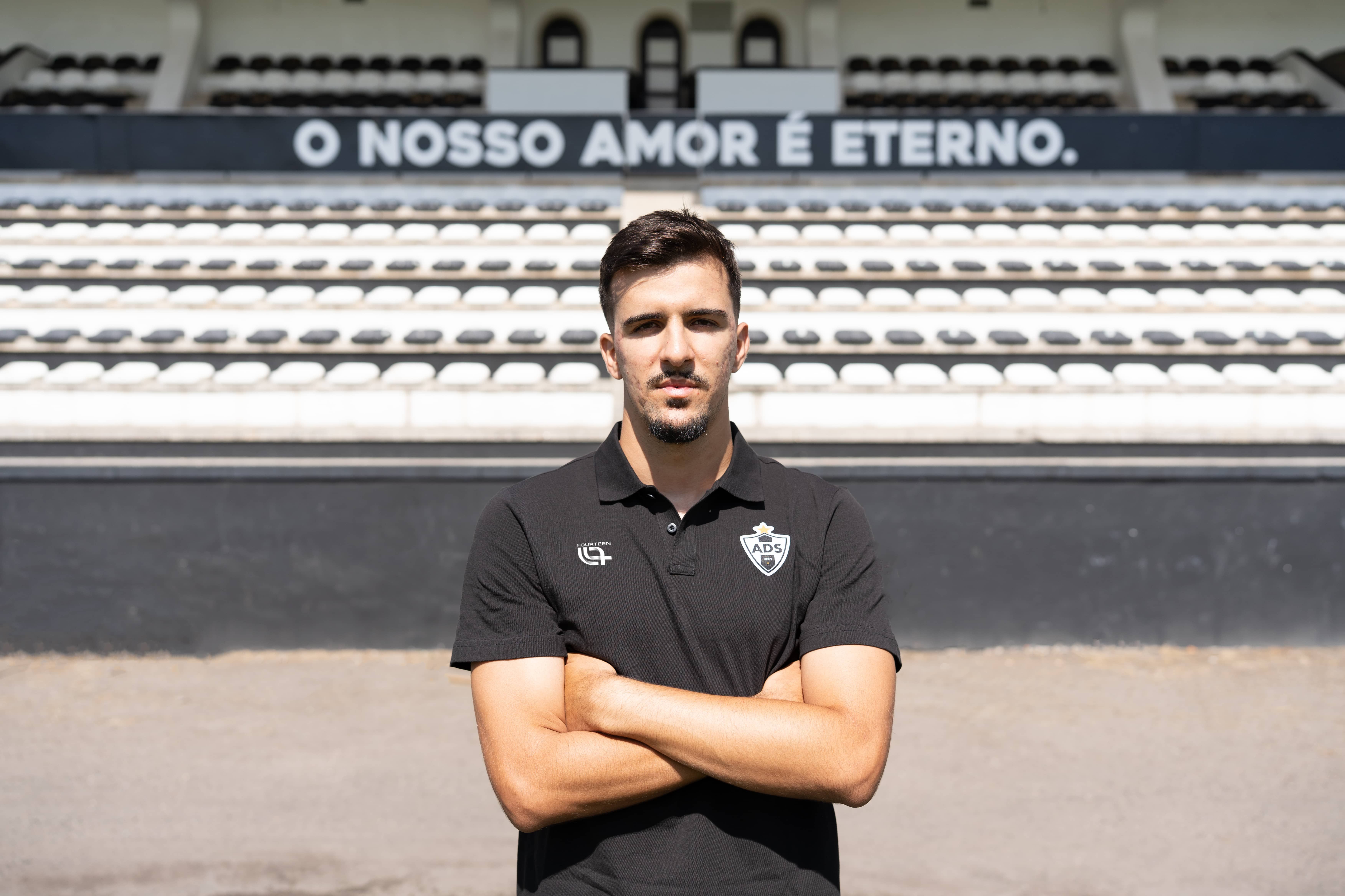 Rúben Cardoso reforça eixo defensivo